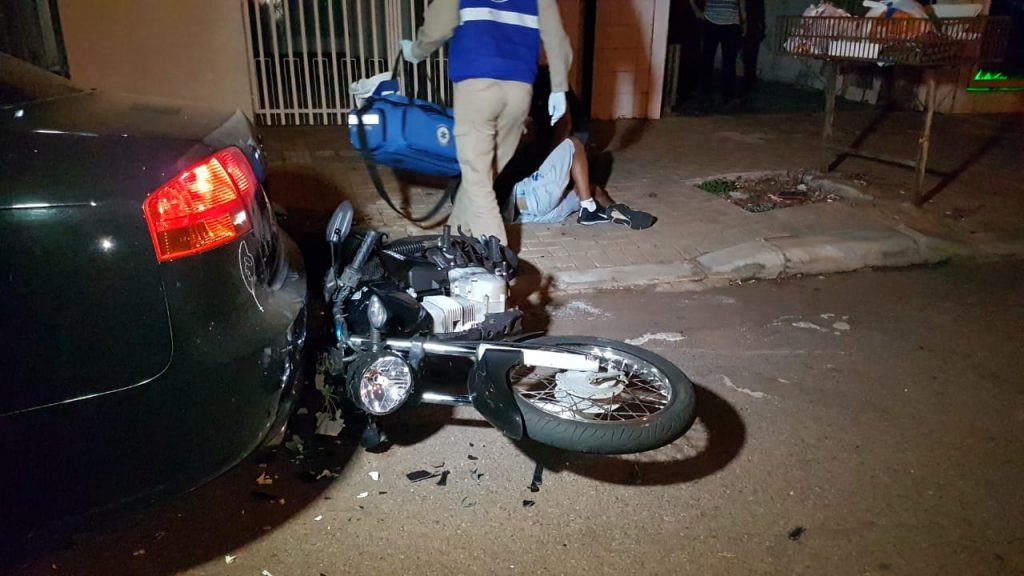 Motociclista atinge carro parado no Bairro Alto Alegre