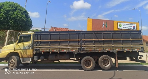Polícia Militar apreende caminhão carregado com centenas de caixas de cigarros paraguaios