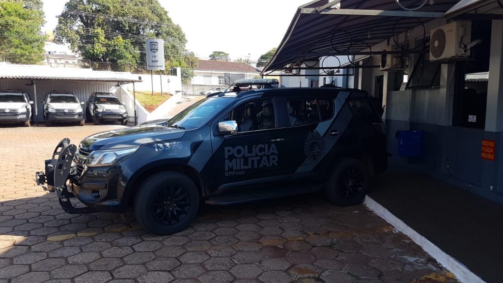 BPFron prende três pessoas com contrabando de cigarros