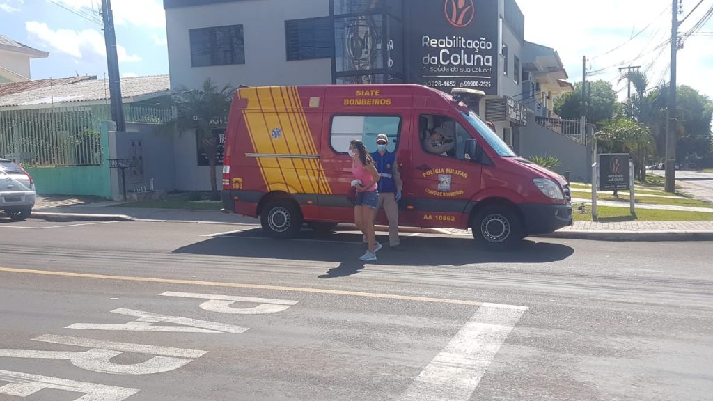 Mulher é socorrida após ser atropelada no Bairro Coqueiral