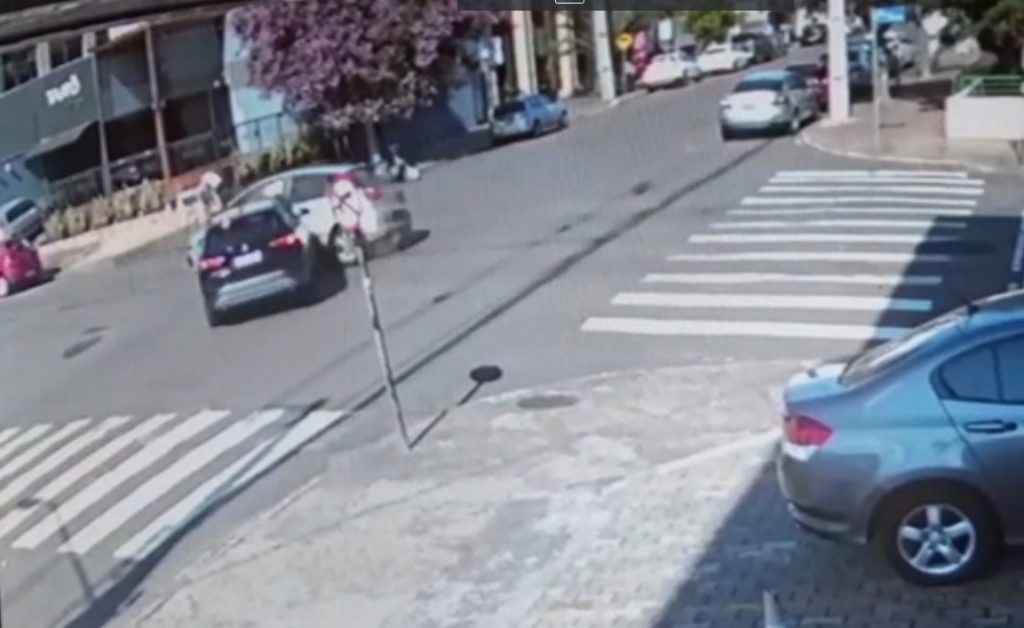 Veja: BMW atinge lateral de Citroen que capota no Centro
