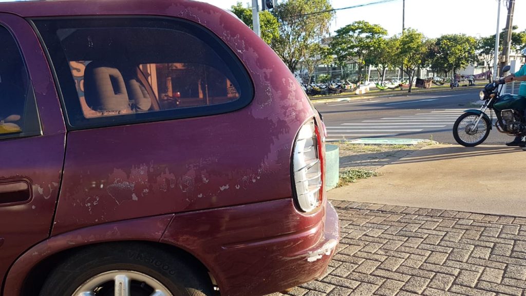 Carro e moto batem no Bairro Alto Alegre