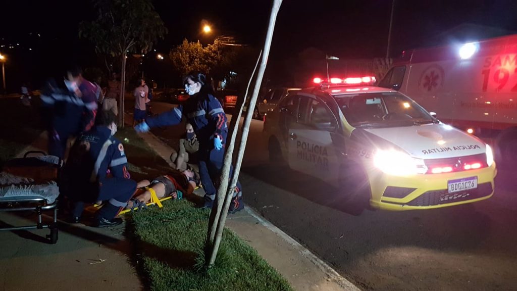 Mulher é socorrida com ferimentos, após acidente com janela de vidro no Periolo