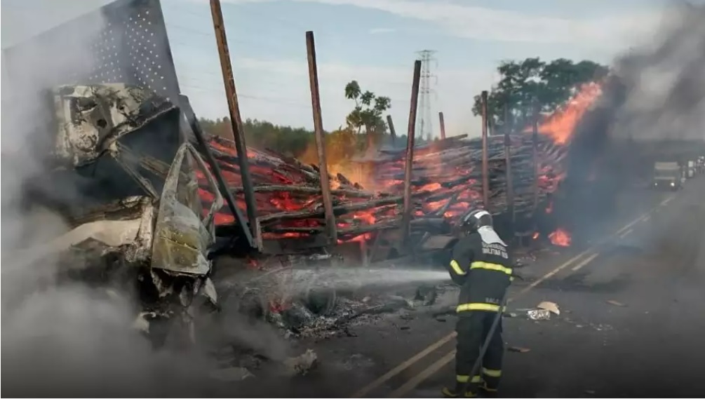 Motorista morre carbonizado em colisão entre carretas na BR-262