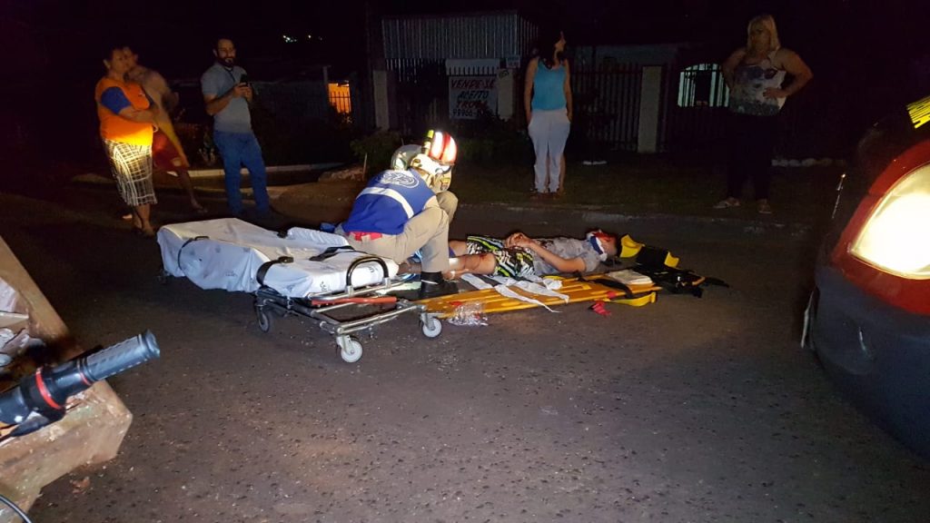 Ciclista bate contra caçamba de lixo e precisa ser socorrido no Bairro XIV de Novembro