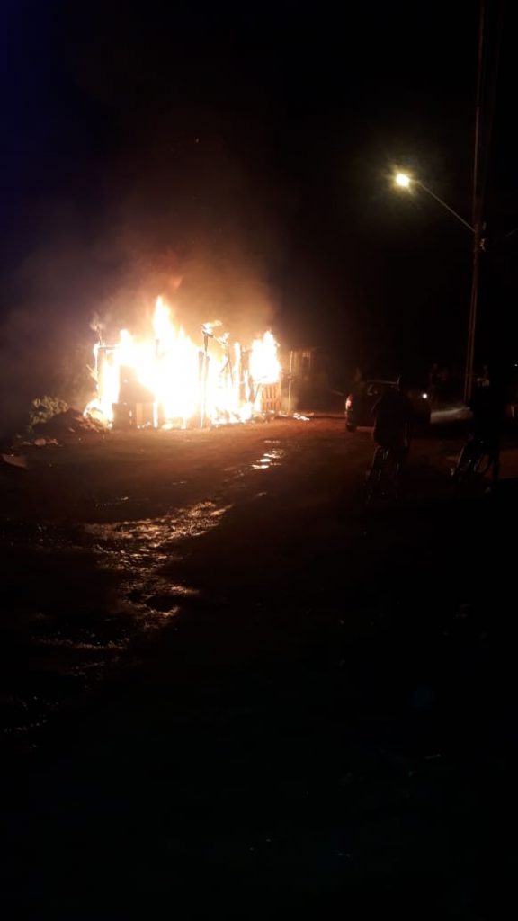Residência fica destruída após incêndio no Santa Cruz