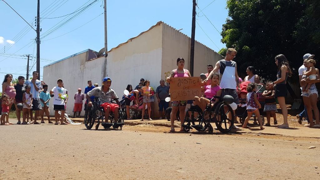 Com balões, familiares e amigos prestam homenagem a Cristian de Oliveira, que morreu aos 14 anos