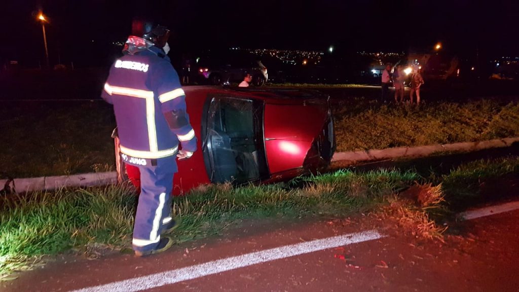 Mulher fica ferida em capotamento na BR-467