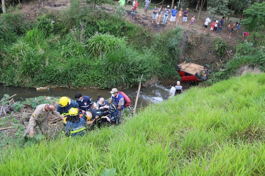Jovem cai em córrego com veículo e fica em estado grave