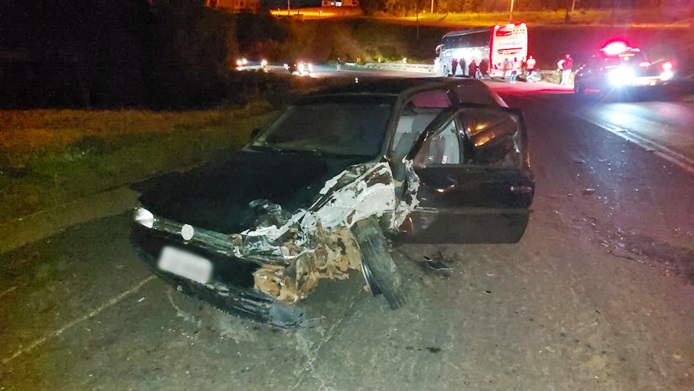 Colisão envolve carro e ônibus na PR-180 em Marmeleiro