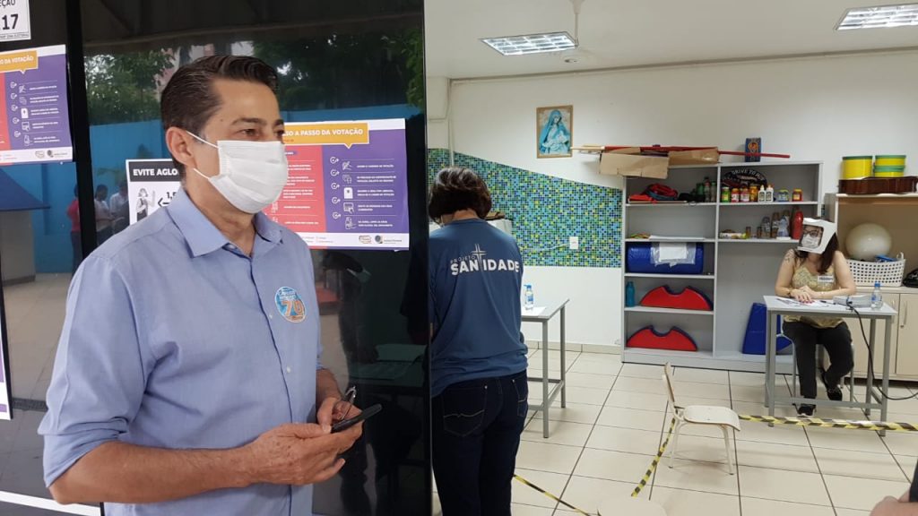 Carlos Moraes vota no Colégio Marista no Centro de Cascavel
