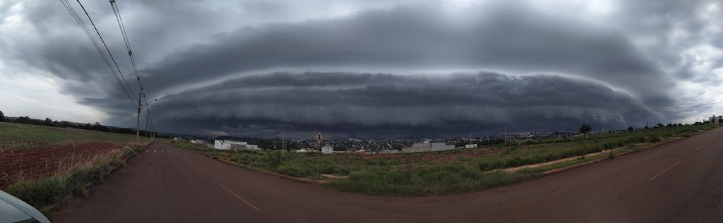 Tempo fecha e há possibilidade de temporal em Cascavel