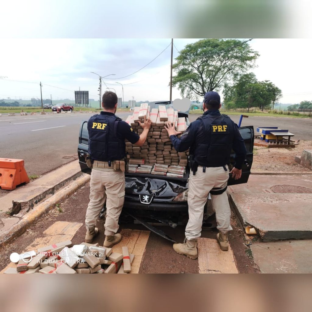 PRF apreende na BR-277 carro roubado que transportava 212 kg de maconha