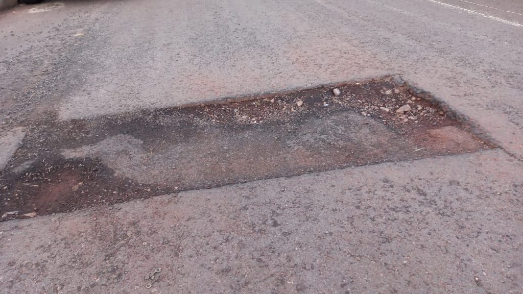 Morador pede providências para buraco na Rua Carimãs, no Santo Onofre