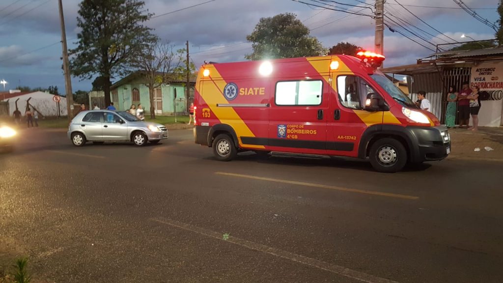 Mulher fratura a perna em colisão no Bairro Nova Cidade