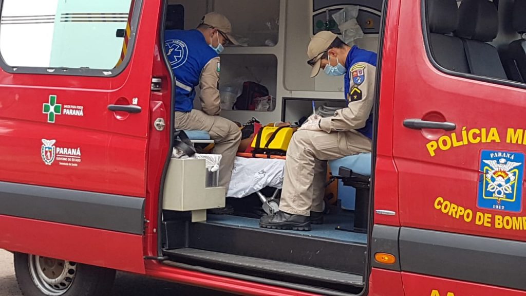 Mulher que teria sido agredida pelo ex-companheiro é socorrida pelo Siate no Bairro Santa Cruz