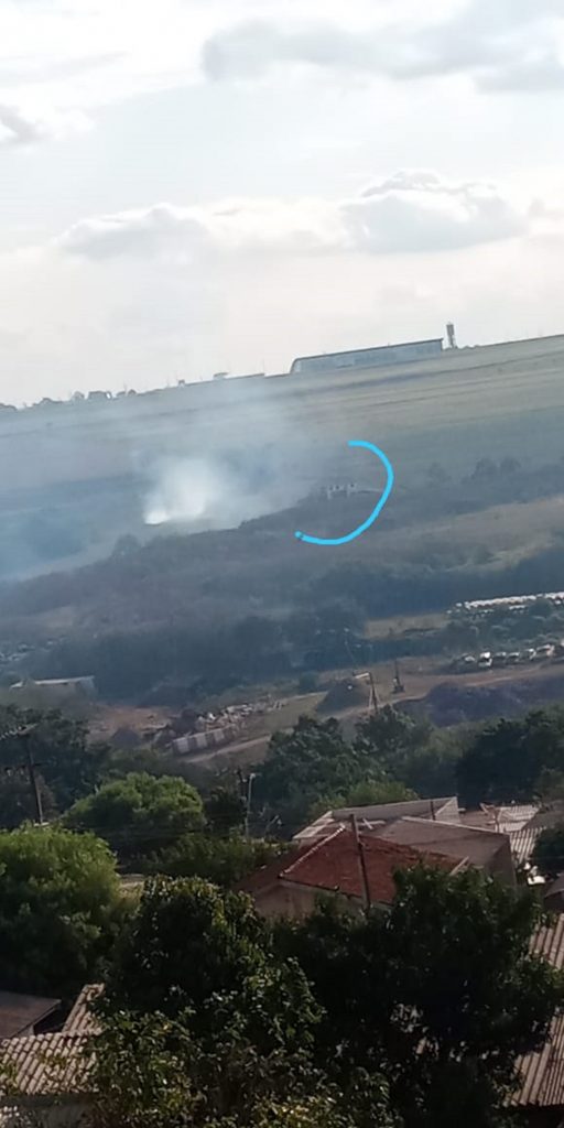 Incêndio em vegetação chama atenção dos moradores no Bairro Guarujá