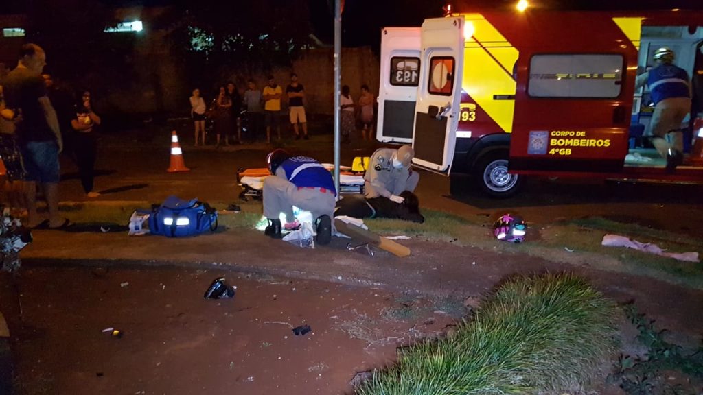 Jovem tem fratura na perna em colisão entre veículos no Bairro Floresta