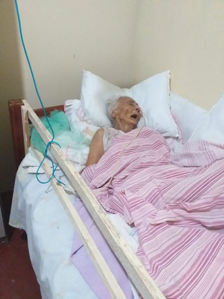 Idosa em acomodação improvisada precisa de cama hospitalar