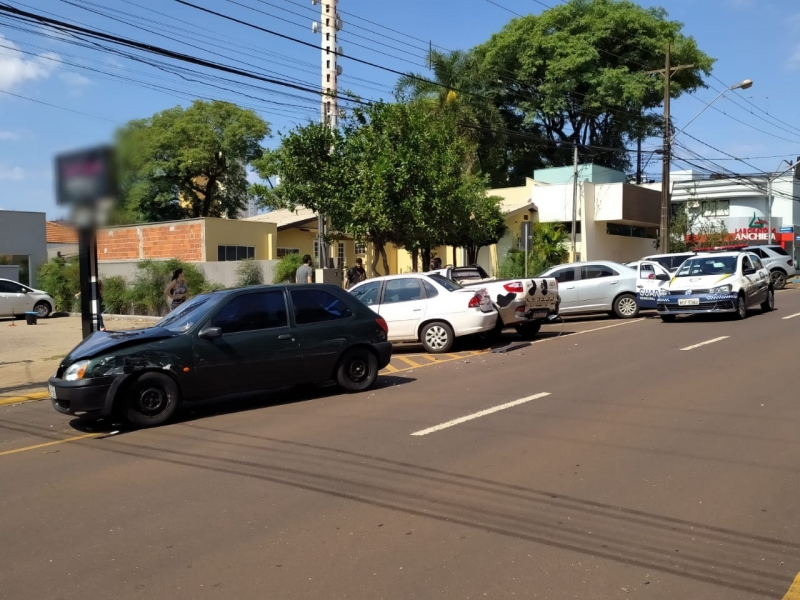 Quatro veículos se envolvem em acidente no Centro de Toledo