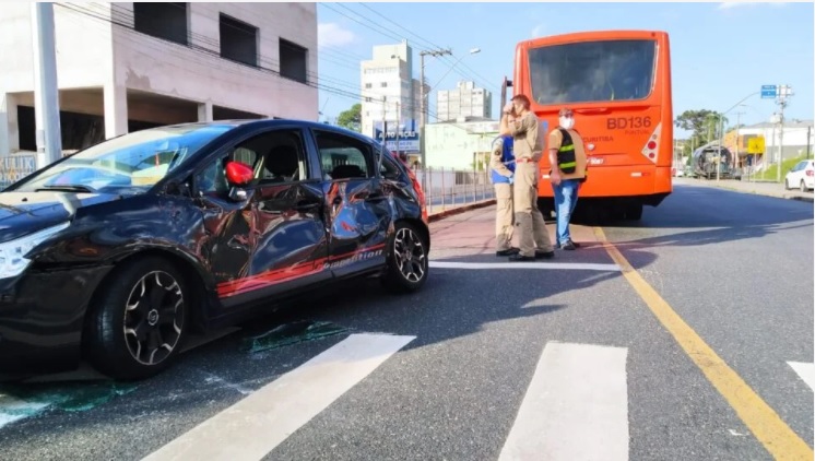 Mãe e filha ficam feridas após acidente entre carro e biarticulado em Curitiba