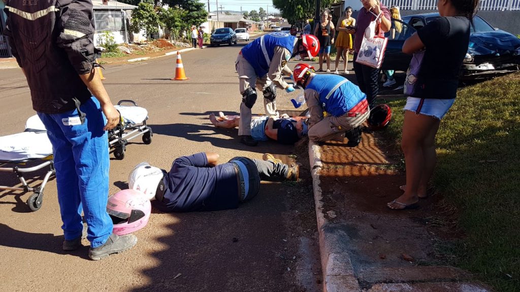 Forte batida entre carro e moto deixa duas pessoas feridas no Bairro Interlagos