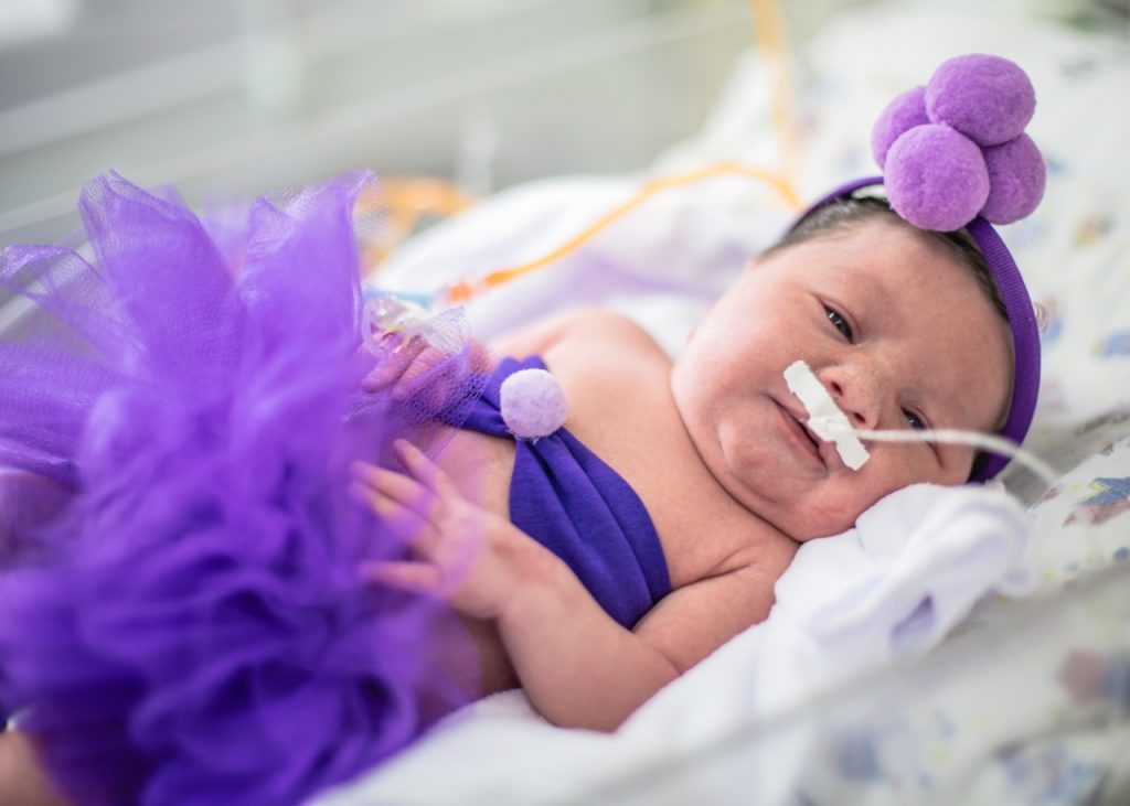 Novembro roxo: prematuros internados no Huop ganham roupas personalizadas e sessão de fotos