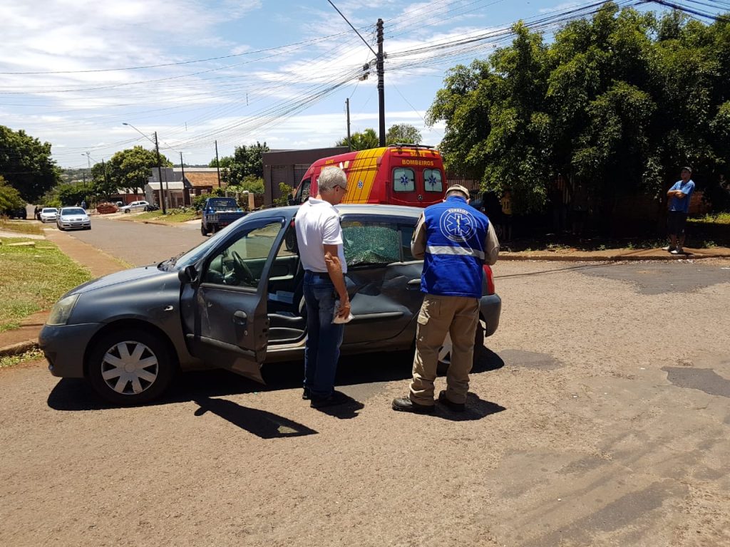 Motociclista sofre fratura ao colidir contra Renault Clio no Bairro Santa Cruz