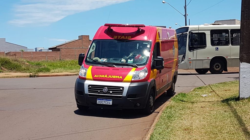 Acidente entre moto e caminhão no Cascavel Velho deixa jovem de 24 anos ferido