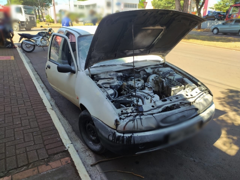 Carro em movimento pega fogo no Jardim Porto Alegre, em Toledo