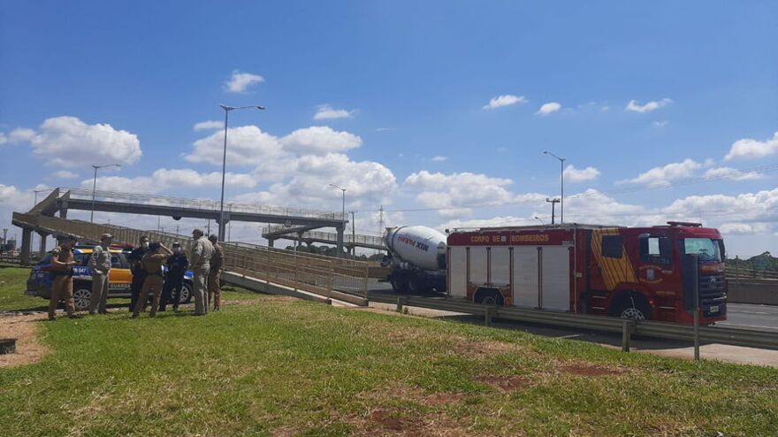 Equipes de socorro impedem que mulher pule de passarela