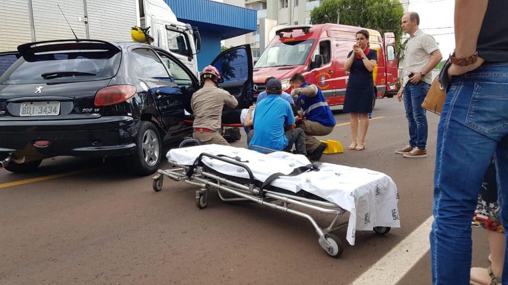 Veículos se envolvem em forte colisão no Bairro Alto Alegre