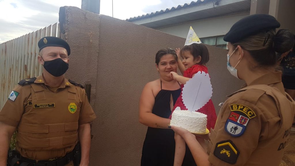 Criança de 6 anos que já venceu o câncer e sofreu AVC recebe surpresa da PM em festa de aniversário