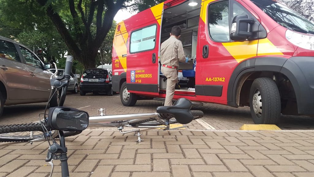 Mulher fica ferida em colisão entre bicicletas na Av. Brasil