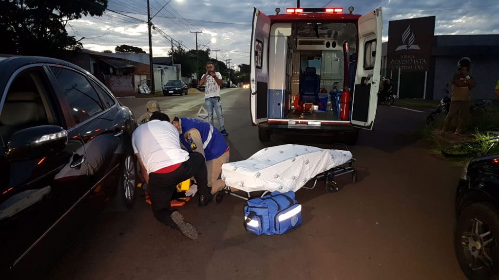 Azera e bicicleta se envolvem em colisão na Rua Manaus