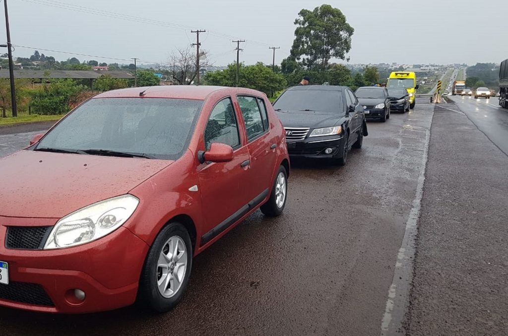 Engavetamento envolve quatro veículos na BR-277, em Cascavel