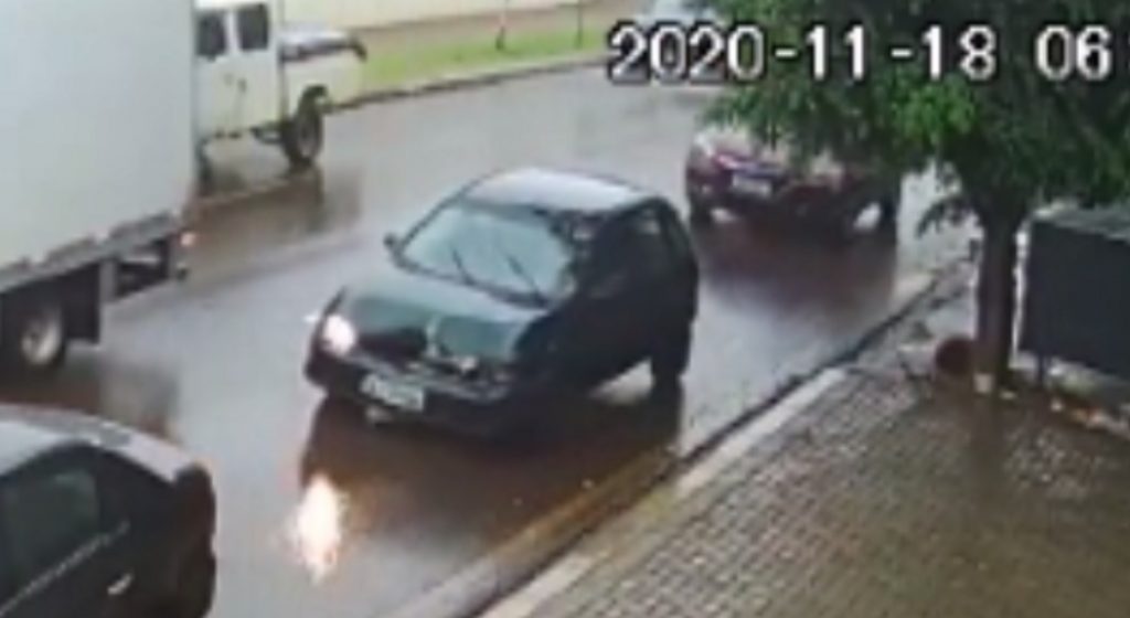 Mulher tenta localizar motorista envolvido em acidente na Rua Cuiabá