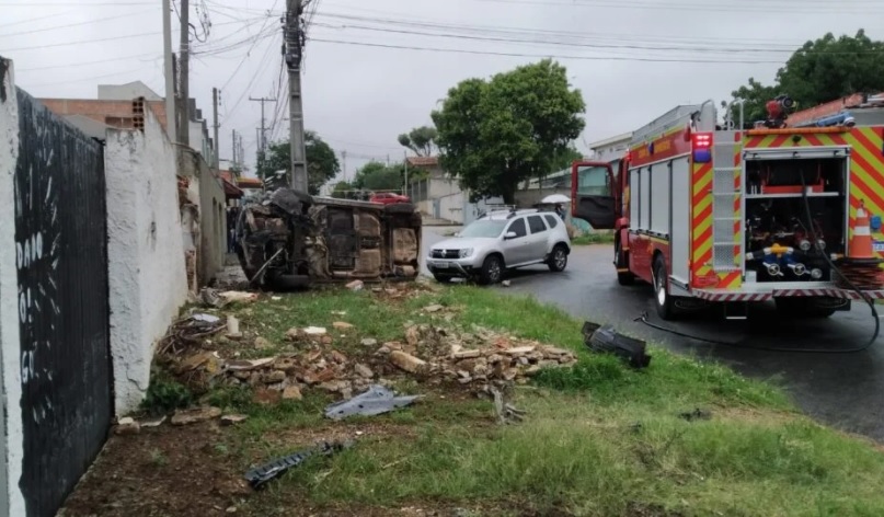 Fugindo em carro roubado, motorista morre após capotar veículo