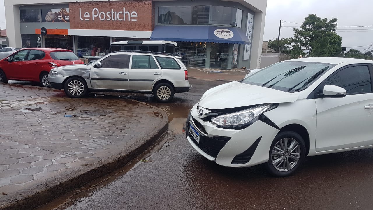 Imagem referente a Toyota Yaris e Parati se envolvem em colisão no Bairro Neva