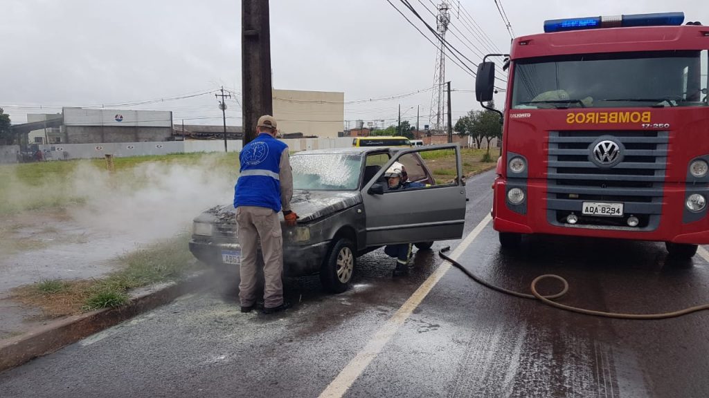 Fiat Uno tem princípio de incêndio na Av. Tancredo Neves