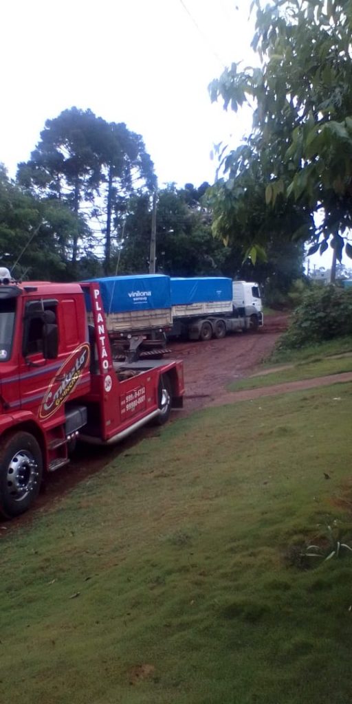 Carreta atola em Rua do Bairro Cascavel Velho