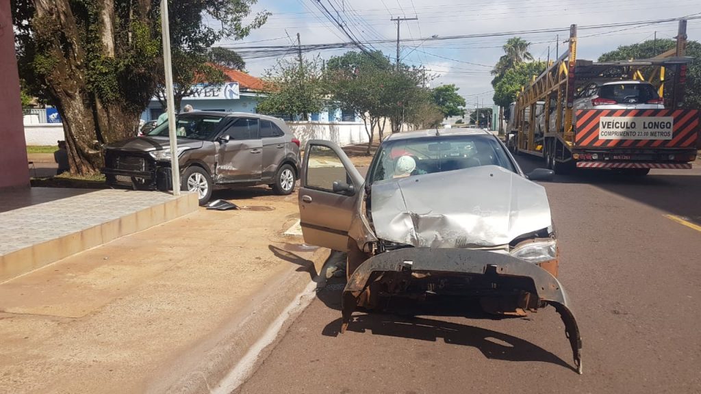 Carros batem em cruzamento no Bairro Pacaembu