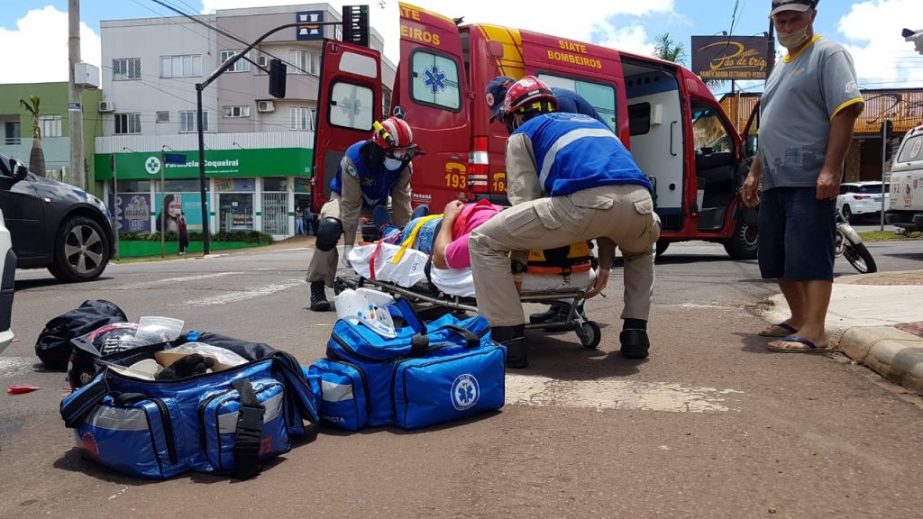 Motociclista é atingido por carro ao parar em semáforo na Rua Francisco Bartinik Motociclista é atingido por carro ao parar em semáforo na Rua Francisco Bartinik