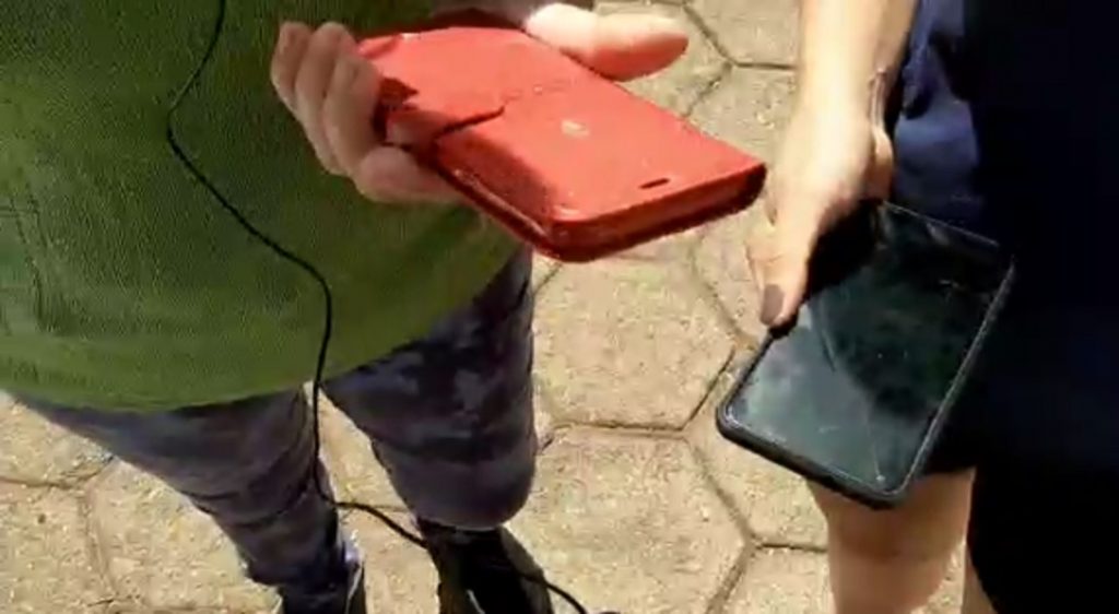 Mulher que pensou estar participando de sorteio de garrafas de vinho cai em golpe Mulher que pensou estar participando de sorteio de garrafas de vinho cai em golpe