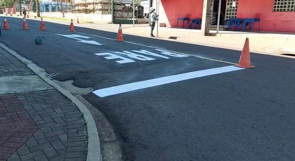 Um dia após acidente entre três veículos, faixas são pintadas em cruzamento no Bairro Pacaembu Um dia após acidente entre três veículos, faixas são pintadas em cruzamento no Bairro Pacaembu