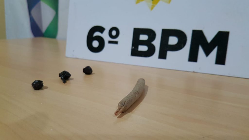 Menor com cigarro de maconha e buchas de cocaína é apreendido pela PM Menor com cigarro de maconha e buchas de cocaína é apreendido pela PM
