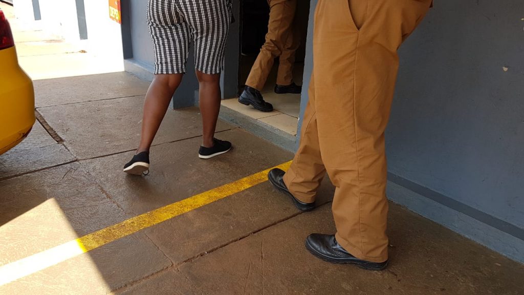 Mulher tenta se passar pela irmã para sacar auxílio emergencial, mas acaba detida Mulher tenta se passar pela irmã para sacar auxílio emergencial, mas acaba detida