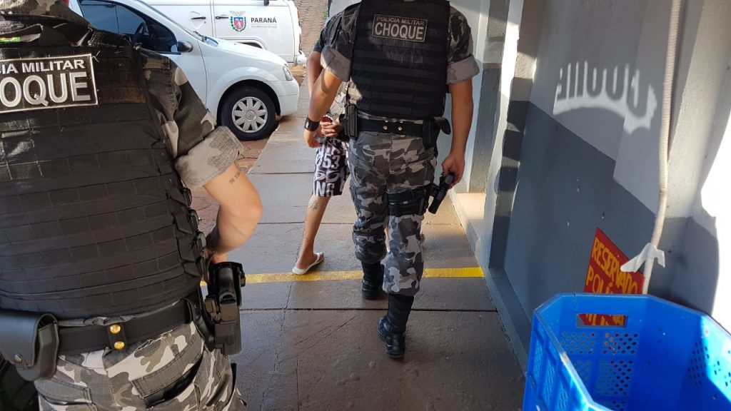 Homem é detido em ação do Pelotão de Choque no Bairro Santa Felicidade Homem é detido em ação do Pelotão de Choque no Bairro Santa Felicidade