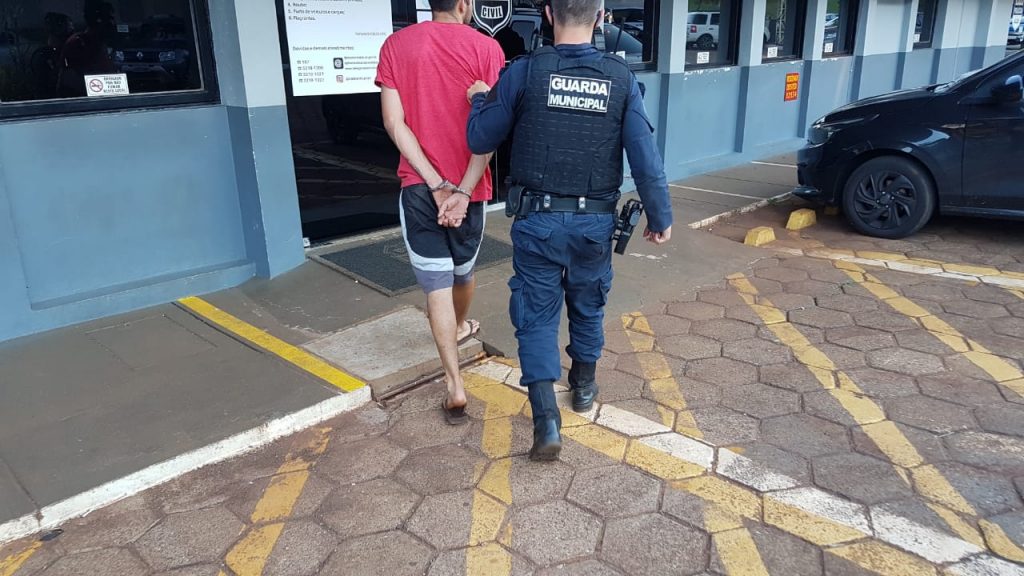 Acusado de agredir esposa abandona a mulher com criança em frente à base da GM, tenta fugir, mas acaba preso Acusado de agredir esposa abandona a mulher com criança em frente à base da GM, tenta fugir, mas acaba preso