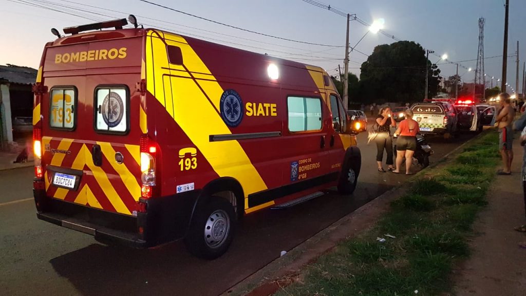 Motorista atinge casal em moto na Av. das Pombas, tenta fugir, mas é localizado pela GM Motorista atinge casal em moto na Av. das Pombas, tenta fugir, mas é localizado pela GM